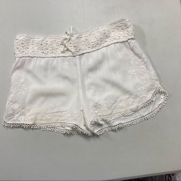 RUE 21 Women’s White Crepe Floral Crochet Shorts Size Small - Picture 7 of 11